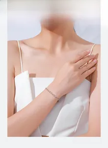 Minimalistisches S925 Sterlingsilber Kettengliedarmband am Handgelenk einer Frau gezeigt