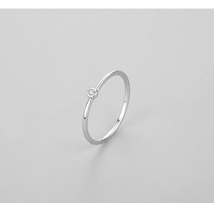 Détail d'une bague élégante en argent S925 avec un petit zircon rond de style minimaliste