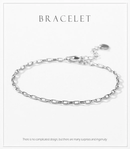Detail view of 925 sterling silver chain bracelet with lobster clasp and round tag