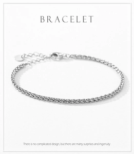 Detail of s925 silver twist chain bracelet with adjustable extender and lobster clasp