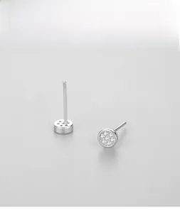 Makroaufnahme von runden S925 Sterlingsilber Ohrsteckern mit Mikropavé-Zirkoniasteinen