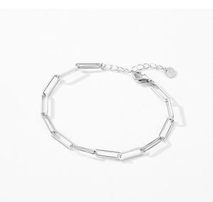 Detailed macro shot of S925 sterling silver paperclip chain bracelet with lobster clasp