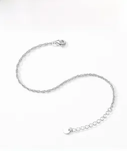 Détail d'un bracelet en argent s925 maille torsadée avec fermoir mousqueton et breloque