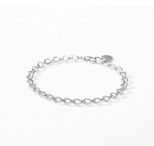 Detail der 925 Sterlingsilber-Punze auf dem runden Anhänger des Gliederarmbands