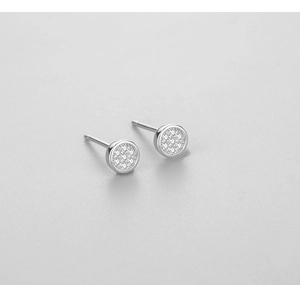 Nahaufnahme von runden Ohrsteckern aus s925 Sterlingsilber mit schimmerndem Mikro-Pavé-Besatz