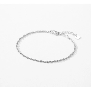 Détail d'un bracelet torsadé en argent S925 avec fermoir mousqueton et chaîne d'extension