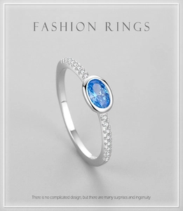 Détails de la bague en argent S925 avec zircon bleu ovale et petits diamants brillants