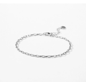 Detailed view of the 925 sterling silver chain bracelet with lobster clasp and tag