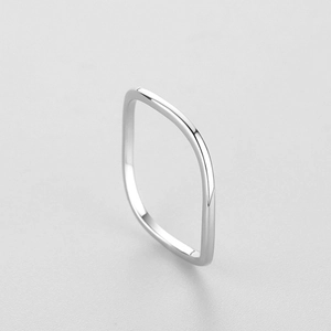 Bague en argent sterling S925 minimaliste au design géométrique et ondulé empilable