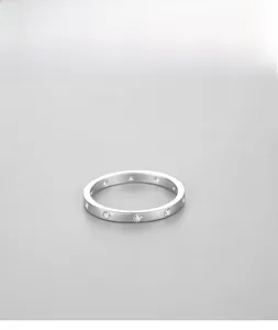 Macro shot of s925 silver geometric ring featuring minimalist micro-set zircon stones