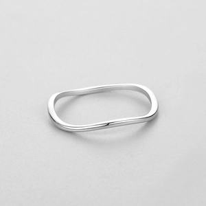Bague vague minimaliste en argent sterling S925 avec une finition polie et design unique