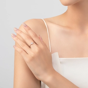 Minimalist S925 sterling silver ring with a round solitaire stone on female model