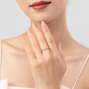 Elegante anello a croce laterale in argento sterling S925 con zirconi incastonati da donna