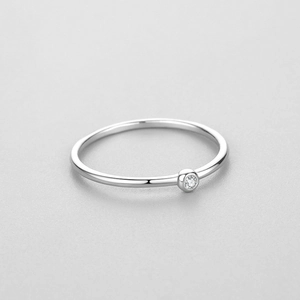 Bague minimaliste en argent 925 avec un petit diamant rond serti clos pour femme