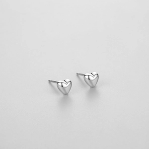 Minimalist s925 sterling silver heart stud earrings with polished mirror finish for women