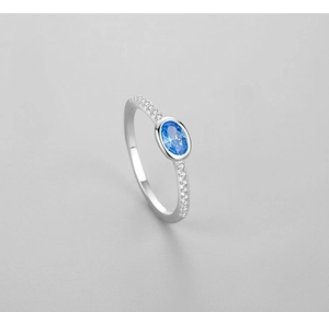 Gros plan d'une bague en argent s925 avec zircon bleu ovale et pavé de pierres