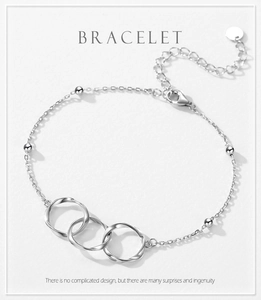 Details des S925 Silberarmbands mit drei ineinandergreifenden Ringen und polierten Perlen