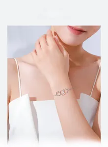 Detail des minimalistischen S925 Sterlingsilber Armbands am Handgelenk einer Frau