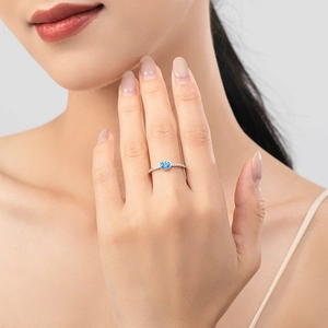 Bague minimaliste en argent S925 avec zircon bleu ovale et anneau torsadé