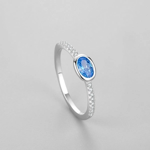Bague minimaliste en argent 925 avec zircon bleu ovale et pavé de pierres sur les côtés