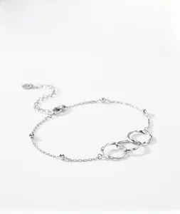Detail eines s925 Silberarmbands mit Dreifach-Ringschnallen und verstellbarem Karabiner