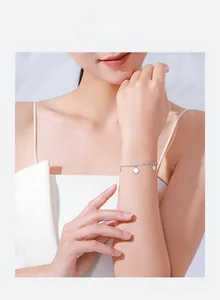 Minimalistisches S925 Sterlingsilber-Armband mit vier runden Anhängern am Handgelenk
