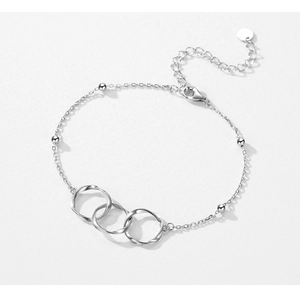 Detailansicht eines S925 Sterling Silber Armbands mit verschlungenen Ringen und Karabiner