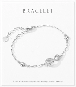 Dettaglio del bracciale infinity in argento s925 con pietre micro-pave e ciondoli a cuore