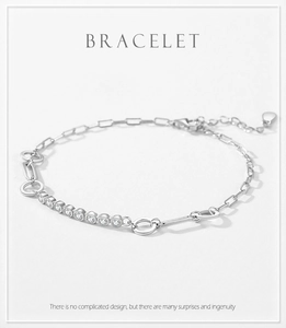 Détail du bracelet en argent S925 avec unités en zircone et maillons de chaîne trombone