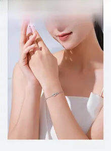Dettaglio del bracciale infinity in argento 925 con zirconi micro-pave sul polso