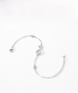 Dettaglio macro del bracciale simbolo infinito in argento sterling S925 con piccoli cuori