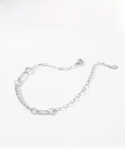 Détail d'un bracelet en argent sterling S925 avec fermoir mousqueton et poinçon S925