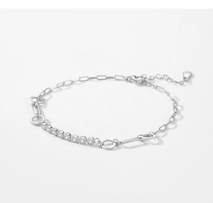 Détail macro du bracelet en argent S925 avec zircons brillants et fermoir mousqueton