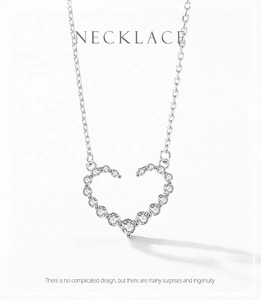 Gros plan du collier avec pendentif cœur en argent S925 et pierres de zircone brillantes