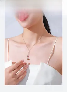 Nahaufnahme der minimalistischen S925 Sterlingsilber Kugel Halskette am Hals der Frau