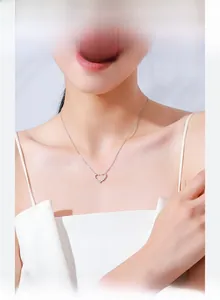 Vue détaillée d'un collier cœur en argent S925 avec zircons scintillants sur un mannequin