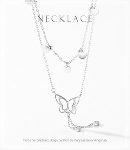 Détail d'un collier double en argent S925 avec pendentif papillon et design pompon