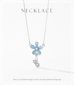 Détail du collier en argent S925 avec pendentif fleur bleue et pierres en zircone