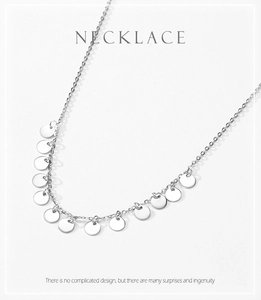 Vue macro du collier en argent S925 avec 14 sequins ronds polis sur une chaîne fine