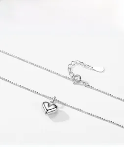 Détail du collier à perles en argent S925 avec pendentif coeur poli et fermoir mousqueton