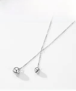 Detail der S925 Silber Halskette mit zwei Kugeln und minimalistisch polierten Metallperlen