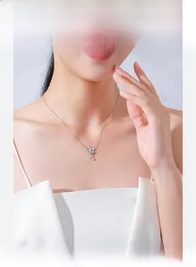 Détail du collier en argent S925 avec pendentif fleur bleue sur un mannequin femme
