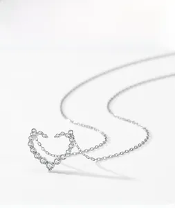 Gros plan du collier coeur en argent sterling S925 avec zircons sertis en micro-pavé