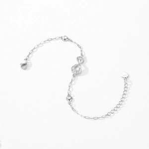Bracciale minimalista in argento 925 con simbolo infinito di zirconi e ciondoli cuore