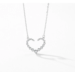 Gros plan du collier cœur en argent S925 avec zircons blancs micro-pavés élégants