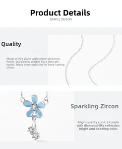Détail du collier fleur en argent S925 avec pétales bleus et finition polie miroir