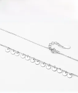 Détail du collier en argent sterling S925 avec pendentifs ronds polis et fermoir
