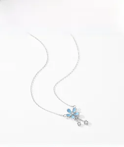 Détail du collier en argent S925 avec fleur bleue à cinq pétales et pierres de zircon