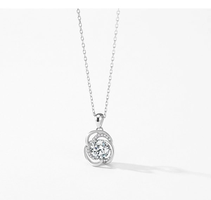 Nahaufnahme des S925 Sterlingsilber Blumenanhängers mit funkelnden Zirkonia-Steinen
