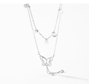 Détail d'un collier papillon double couche en argent S925 avec pampilles élégantes